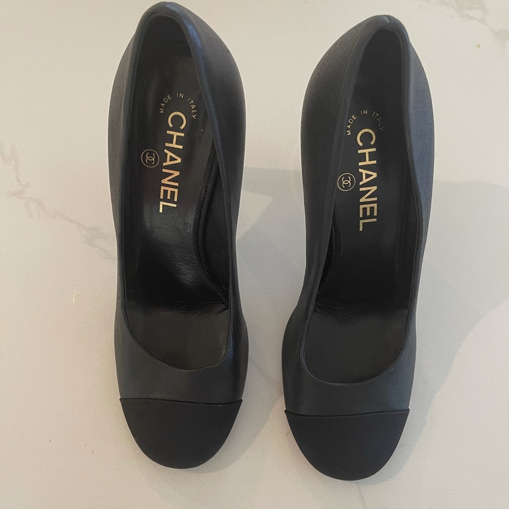 Chanel black round pointed toe pumps. 🎩